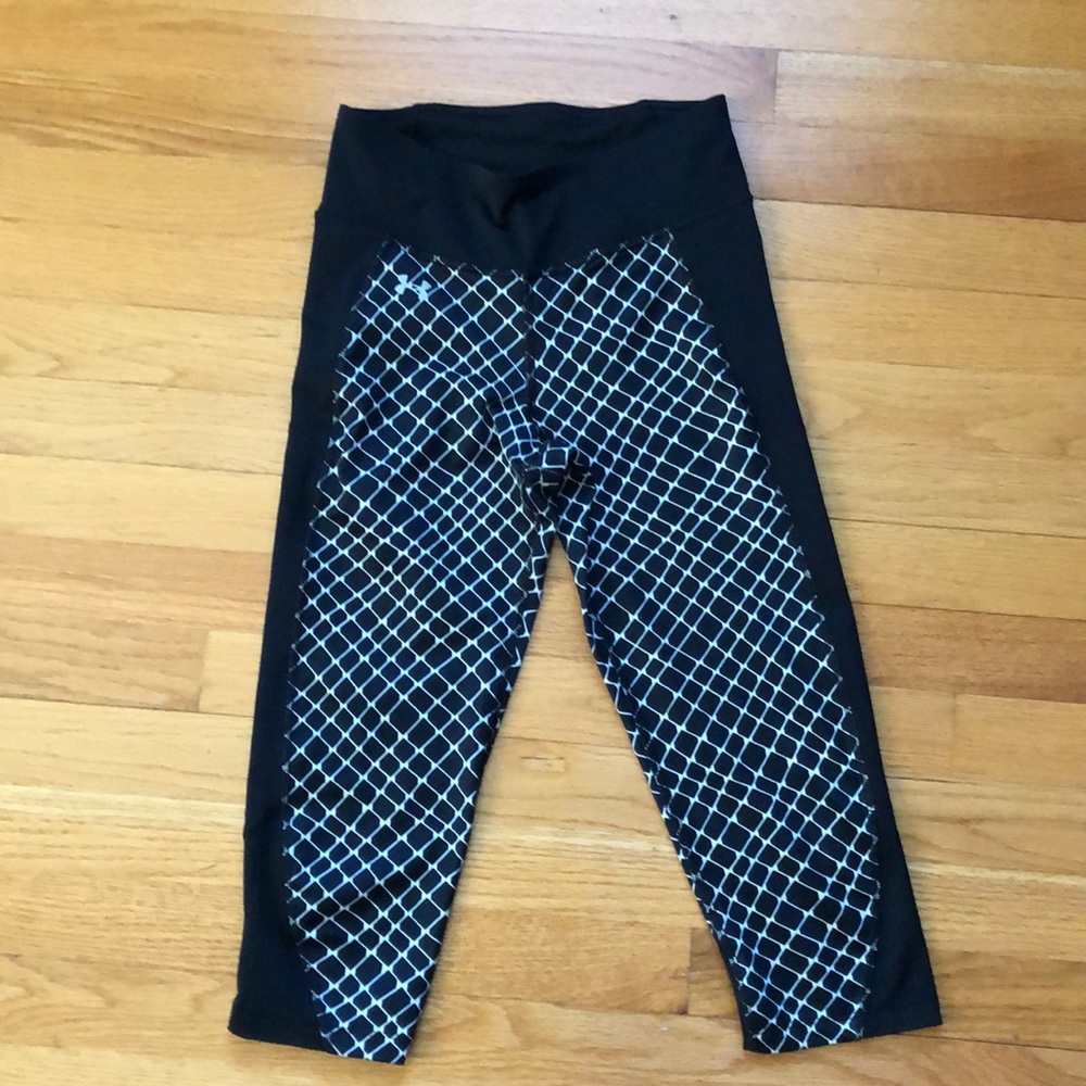 Under Armour cropped compression leggings.